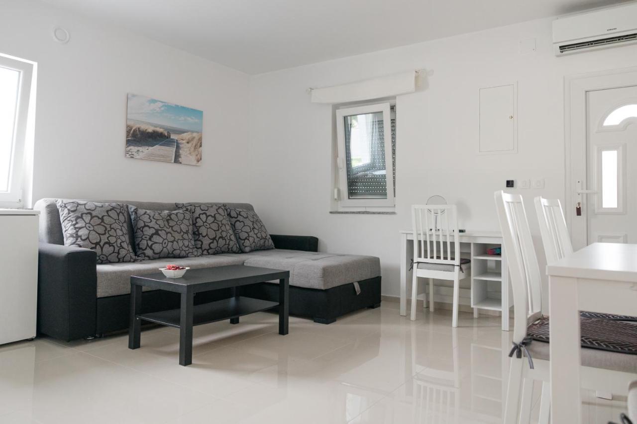 Apartments Zanic With Private Swimming Pool And Sea View スタリグラード エクステリア 写真