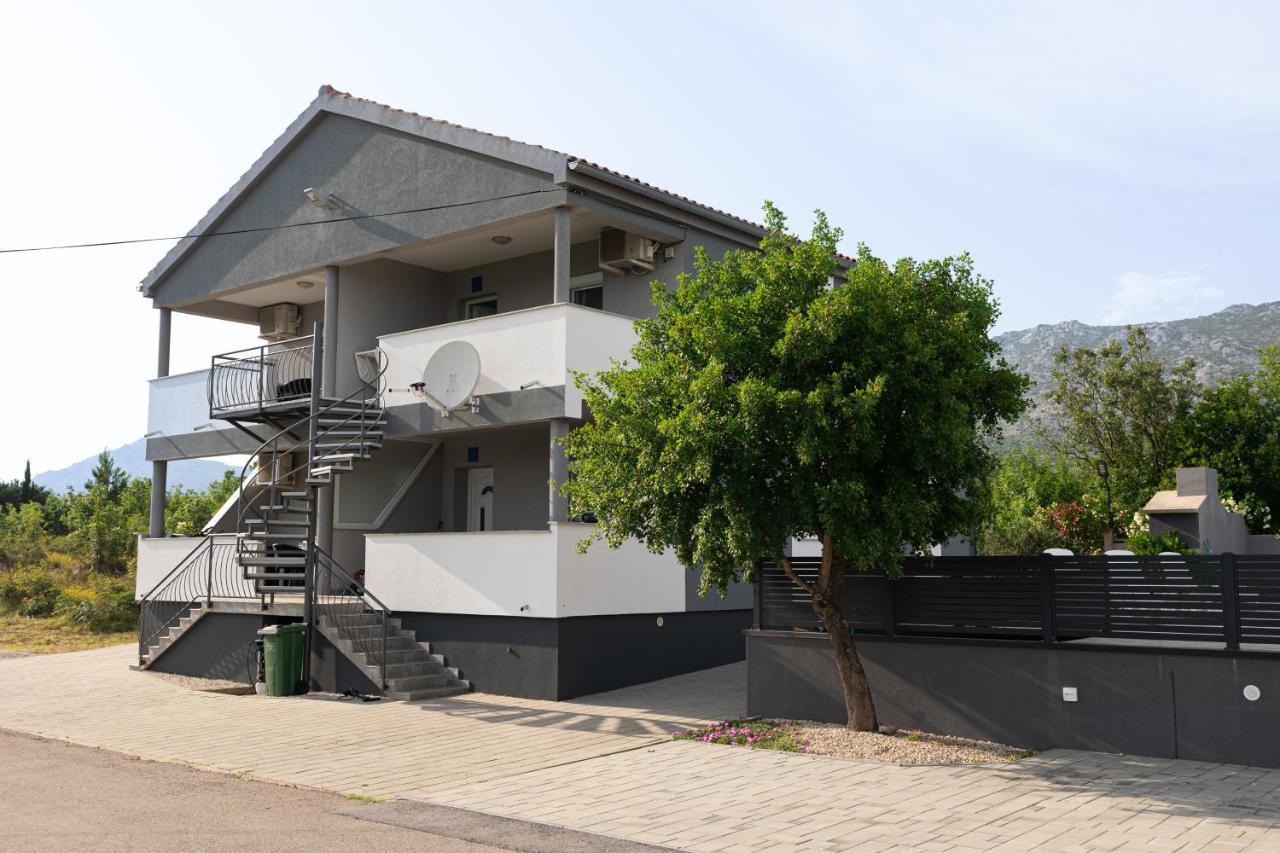 Apartments Zanic With Private Swimming Pool And Sea View スタリグラード エクステリア 写真