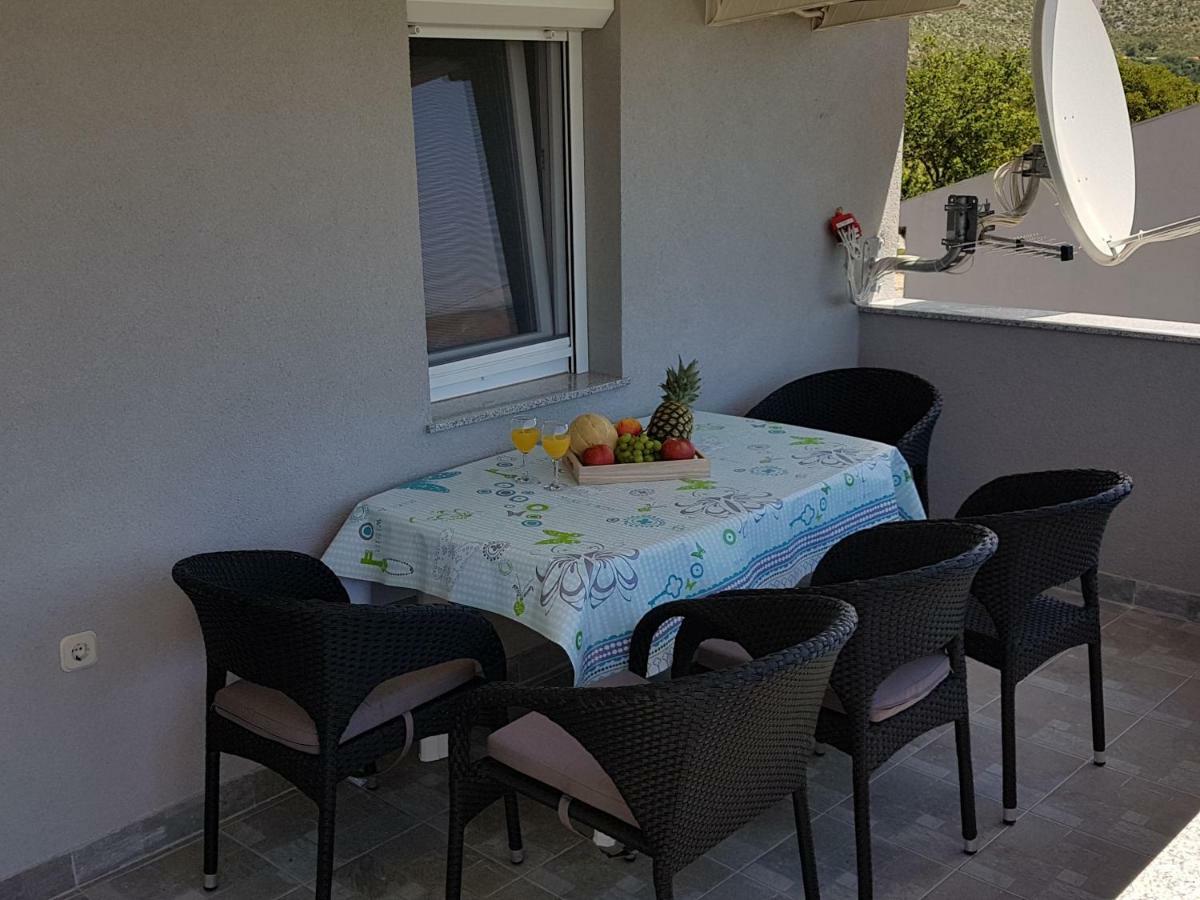 Apartments Zanic With Private Swimming Pool And Sea View スタリグラード エクステリア 写真
